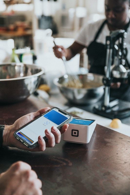 Virtuelle Kreditkarte mit Apple oder Google Pay verknüpfen, um im Laden zu zahlen